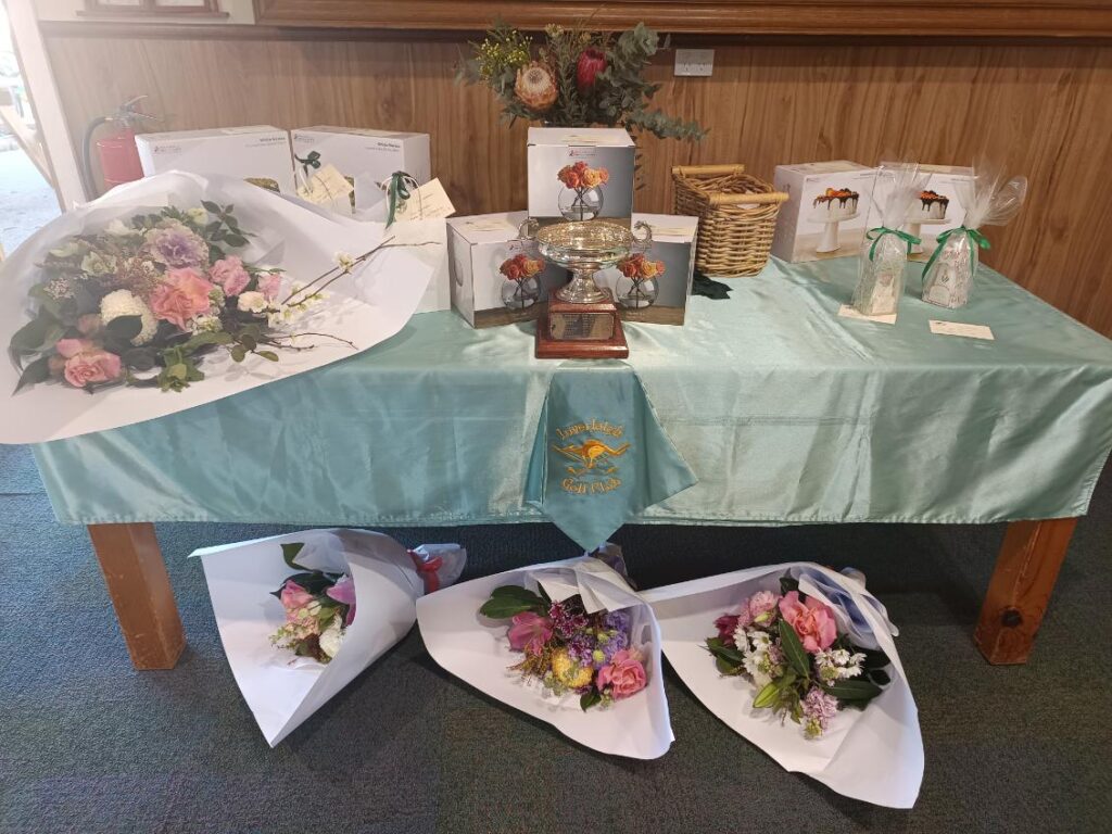 Our trophy Table with beautiful flowers from Peony & Weasel